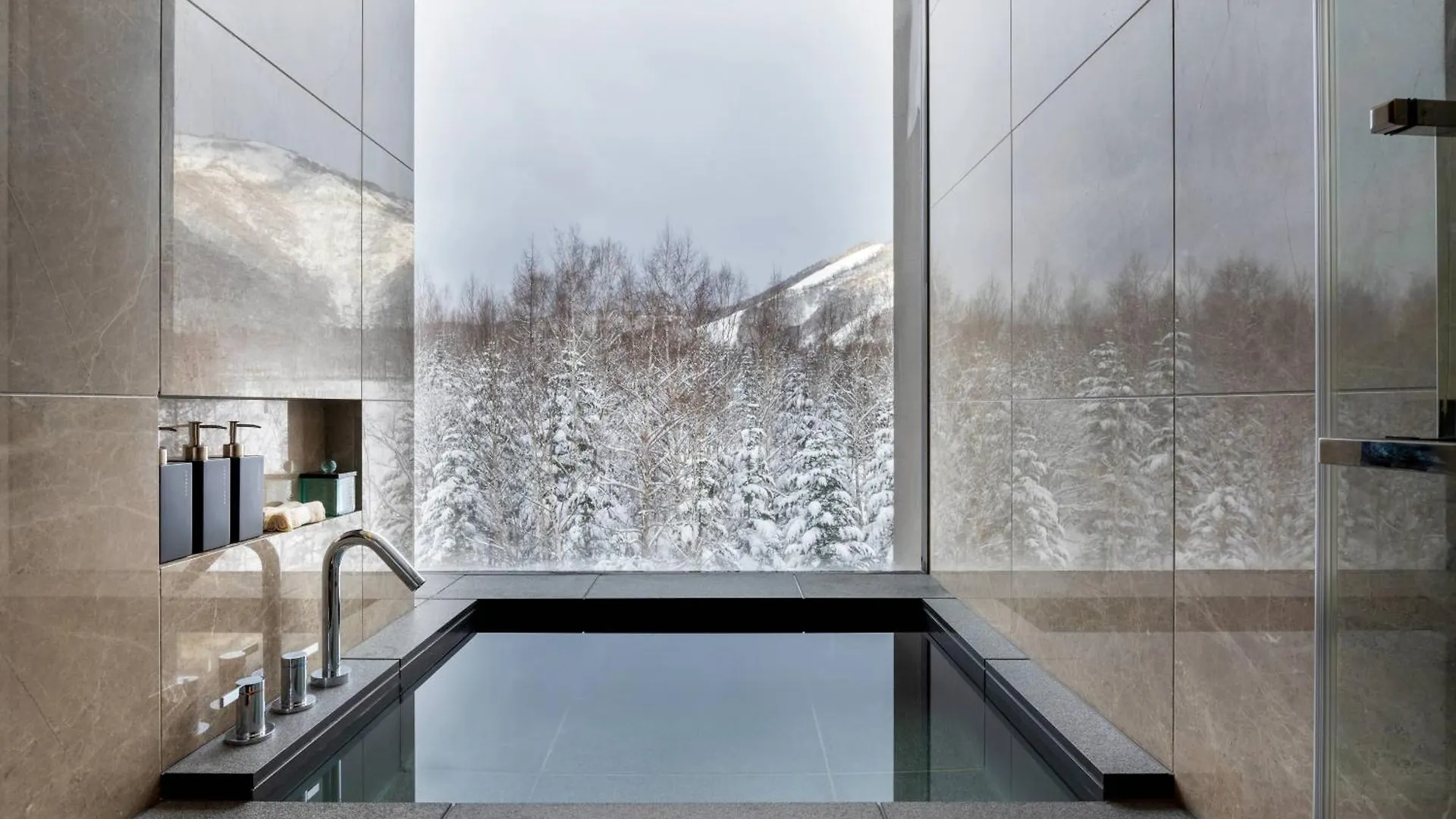 Higashiyama Niseko Village, A Ritz-Carlton Reserve 5*,